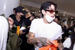 DPR IAN &quot;nghẹt thở&quot; trong vòng vây của người hâm mộ Việt Nam