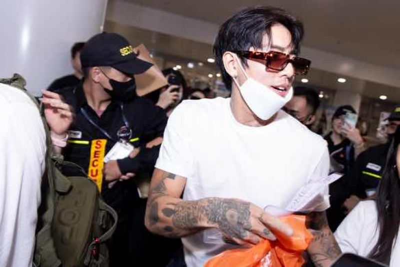 DPR IAN "nghẹt thở" trong vòng vây của người hâm mộ Việt Nam
