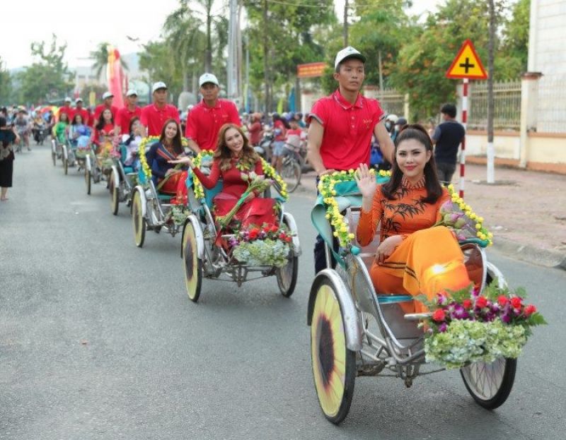 Huệ Kim- Á quân Fitness Mode diện Áo dài Việt Hùng diễu hành xích lô trên mảnh đất Hà Tiên