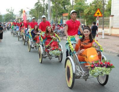 Huệ Kim- Á quân Fitness Mode diện Áo dài Việt Hùng diễu hành xích lô trên mảnh đất Hà Tiên