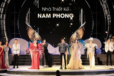 Phan Thị Mơ - Lâm Khánh Chi như &#039;Thúy Kiều - Thúy Vân&#039; khi làm vedette show Nam Phong