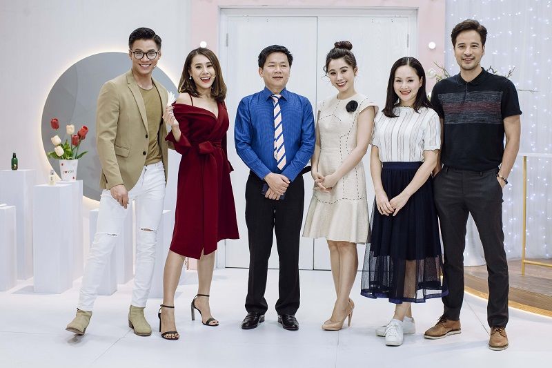 Diễn viên Lan Phương tự hào khoe vòng 1 “khủng” tự nhiên trong Talk show “Giải Mã Nhan Sắc”