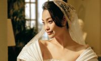 Hoa hậu N&ocirc;ng Th&uacute;y Hằng l&ecirc;n xe hoa sau 1 năm đăng quang?