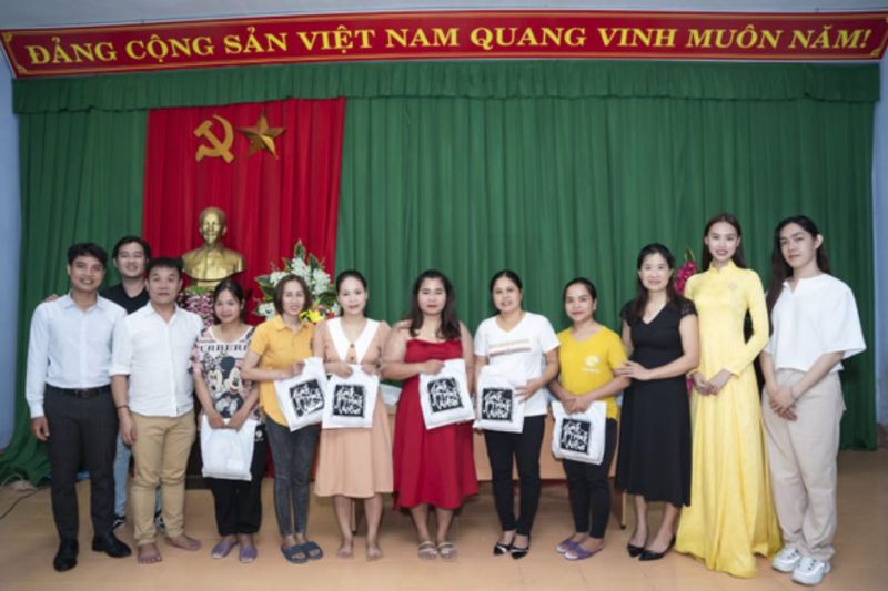 NTK Việt Hùng, người đẹp Đặng Hoàng Tâm Như trong chuyến thiện nguyện tại Cố đô Huế