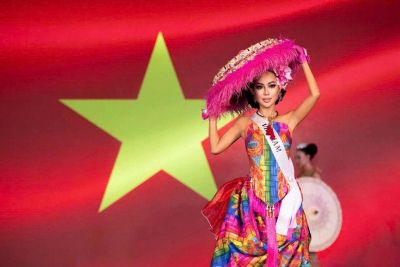 Mrs Tourism Queen International 2026 V&acirc;n Phạm: Th&agrave;nh c&ocirc;ng chỉ c&oacute; &yacute; nghĩa khi biết sẻ chia