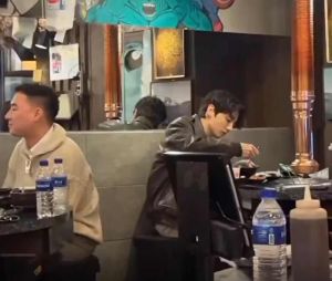 Jungkook (BTS) đi ăn một mình