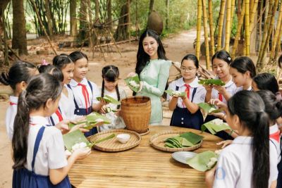 Hoa hậu Lan Anh giới thiệu khu du lịch sinh thái Làng tre Phú An tại Miss Earth