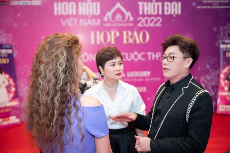 NTK Tommy Nguyễn “đắt show” thiết kế trang phục cho hàng loạt cuộc thi hoa hậu