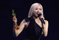 Rose trở th&agrave;nh nghệ sĩ K-pop đầu ti&ecirc;n gi&agrave;nh được giải Brit Award