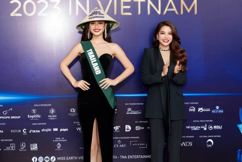 Trưởng BTC Miss Earth 2023 Trương Ngọc Ánh trao sash cho thí sinh Miss Earth