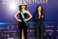 Trưởng BTC Miss Earth 2023 Trương Ngọc &Aacute;nh trao sash cho th&iacute; sinh Miss Earth