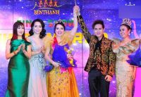 Trương Nh&acirc;n s&aacute;nh đ&ocirc;i c&ugrave;ng Nguy&ecirc;n Vũ trao giải cho T&acirc;n Hoa hậu Thế giới Doanh nh&acirc;n 2019