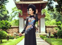 Th&ugrave;y Trang diện &Aacute;o d&agrave;i Việt H&ugrave;ng, khoe trọn vẻ đ&agrave;i c&aacute;c, uy quyền giữa Văn Miếu- Quốc Tử Gi&aacute;m