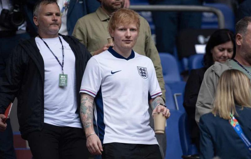 Ed Sheeran bị ch&ecirc; khi h&aacute;t cho tuyển Anh