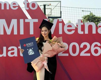 NSND Trịnh Kim Chi v&agrave; &ocirc;ng x&atilde; mừng con g&aacute;i V&otilde; Trịnh Kh&aacute;nh Ng&acirc;n nhận bằng Tốt nghiệp&nbsp;