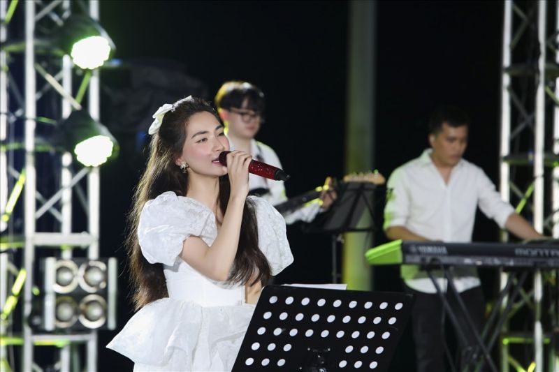 Quang Hà - Khánh Phương - Hòa Minzy hát tình ca tại phố biển Vũng Tàu