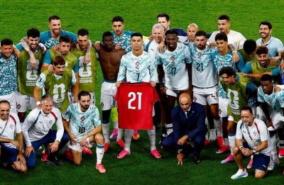 Ronaldo c&ugrave;ng Bồ Đ&agrave;o Nha tri &acirc;n Diogo Jota