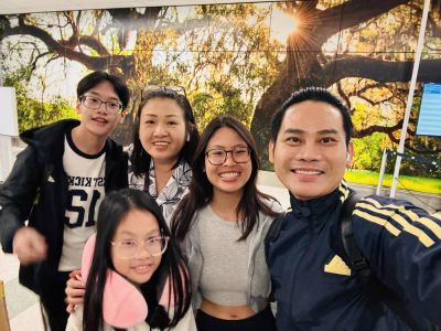 MC Hồng Phúc thưởng cho 2 con bằng chuyến du lịch Mỹ vì thi đậu trường công
