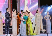 Nguyễn Thị Phương x&uacute;c động nh&acirc;n giải ''Hoa hậu nh&acirc;n &aacute;i'' Miss Business Peace 2024