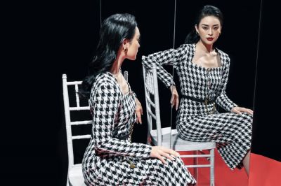 Mẫu ảnh Hà thành được báo Thái phong &quot;ngọc nữ lookbook không tuổi&quot;