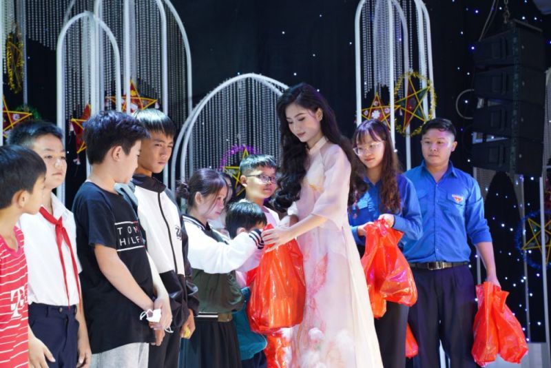 Hành trình mang niềm vui cho trẻ em nghèo của Hoa hậu Nguyễn Thanh Hà