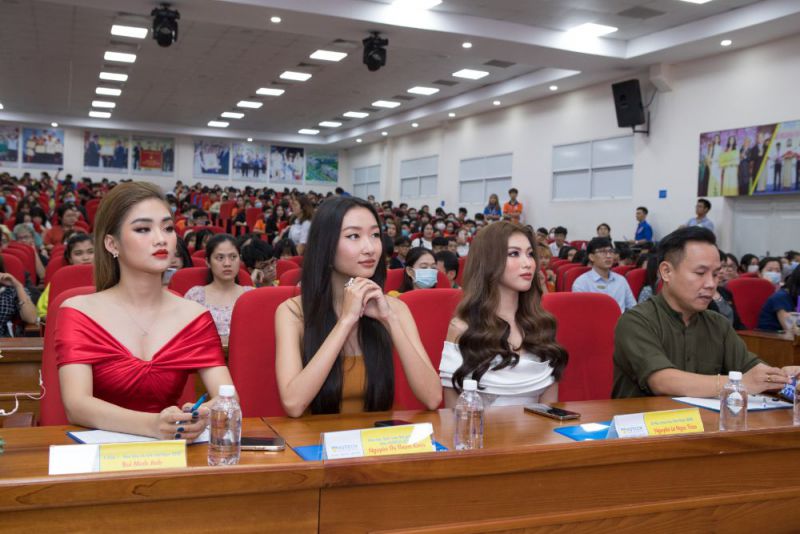 Á hậu Ngọc Thảo, hoa hậu Thanh Khoa cùng NTK Việt Hùng hội ngộ trên “Ghế nóng” Miss HUTECH 2021