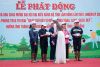 Hoa hậu Trần Thị Mỹ Linh xắn tay dọn r&aacute;c, trao qu&agrave; cho c&ocirc;ng nh&acirc;n vệ sinh&nbsp;