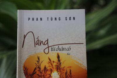 TẬP THƠ ''NẮNG TỪ CH&Acirc;N CỎ&rsquo;' -&nbsp; RỰC RỠ TRONG TĨNH LẶNG