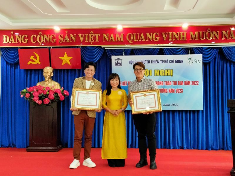 Nghệ sĩ Hòa Hiệp và ca sĩ Nguyễn Lê  Bá Thắng xúc động và vinh hạnh nhận bằng khen của UBND Thành phố