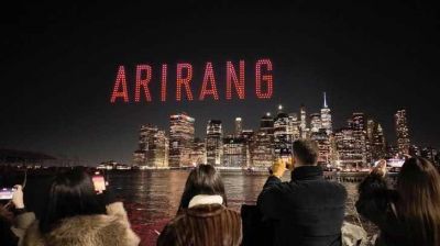 BTS trở lại ho&agrave;nh tr&aacute;ng, thắp s&aacute;ng cầu Brooklyn bằng drone