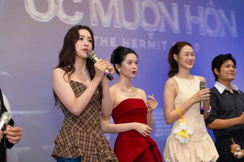Tiểu Vy chiếm trọn spotlight tại c&aacute;c buổi premiere &lsquo;Ốc mượn hồn&rsquo;