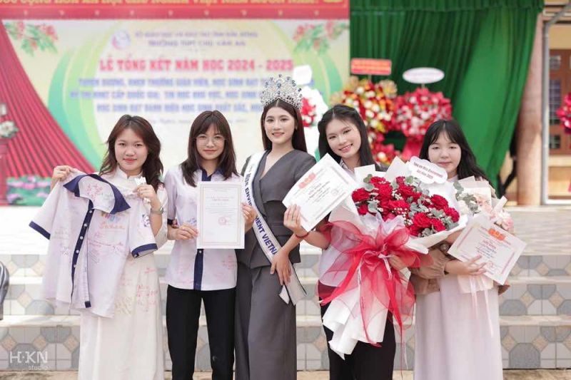 Hoa hậu Trần Thị Mỹ Linh về thăm trường cũ