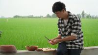 SỐNG L&Agrave; ĐỂ VUI - CH&Agrave;NG TRAI TRẺ BỎ PHỐ VỀ QU&Ecirc; ĐỂ L&Agrave;M YOUTUBER, VIẾT S&Aacute;CH