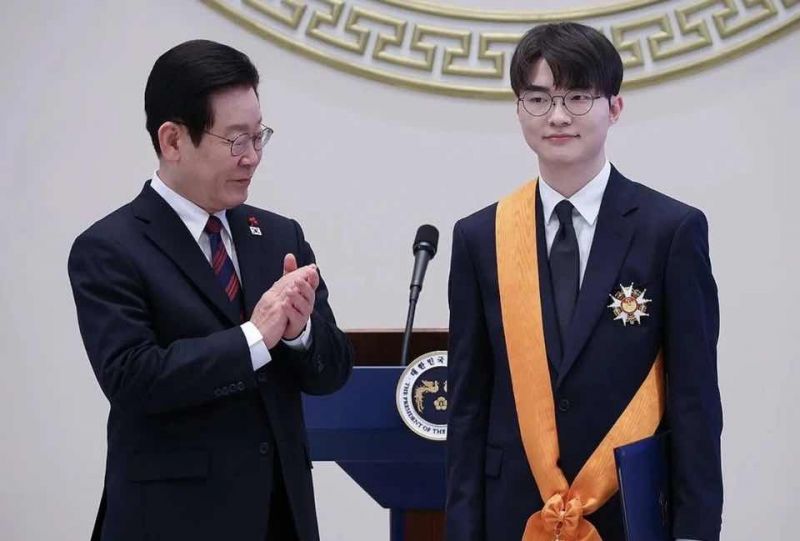 Faker nhận Hu&acirc;n chương Rồng Xanh từ Tổng thống, dấu mốc lịch sử của thể thao điện tử H&agrave;n Quốc